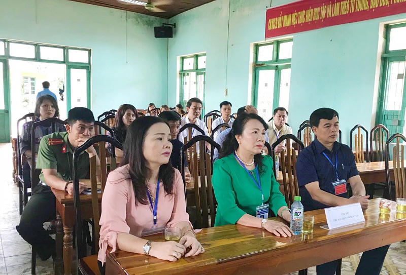 Thứ trưởng Bộ GD&ĐT thăm thí sinh bị rắn cắn suýt hoại tử tay ở Quảng Trị