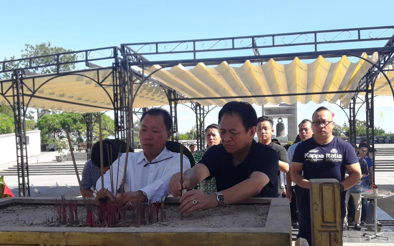 Những người làm báo Báo PLVN dâng hương tại 'đất thiêng' Quảng Trị