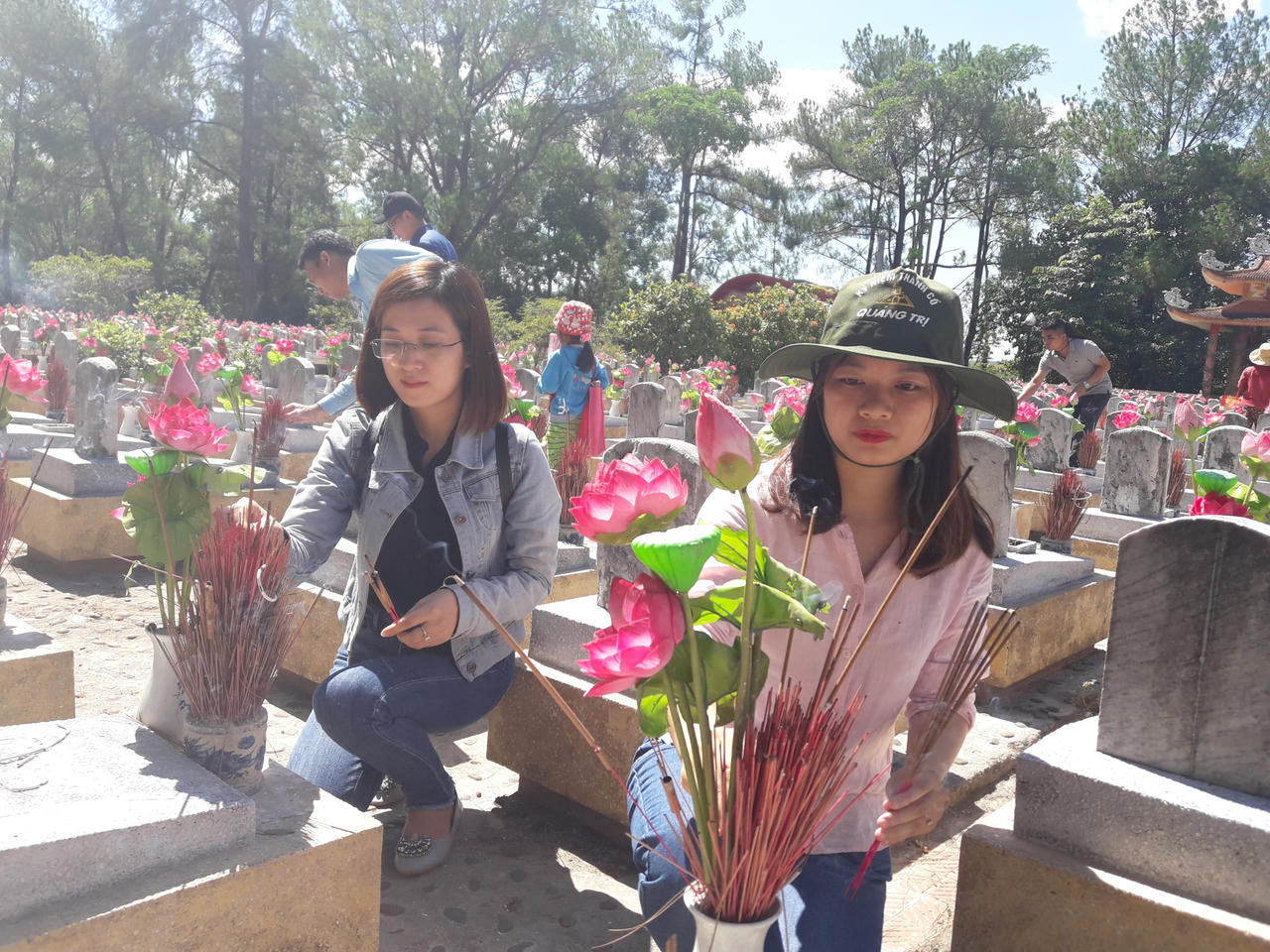 Những người làm báo Báo PLVN dâng hương tại 'đất thiêng' Quảng Trị