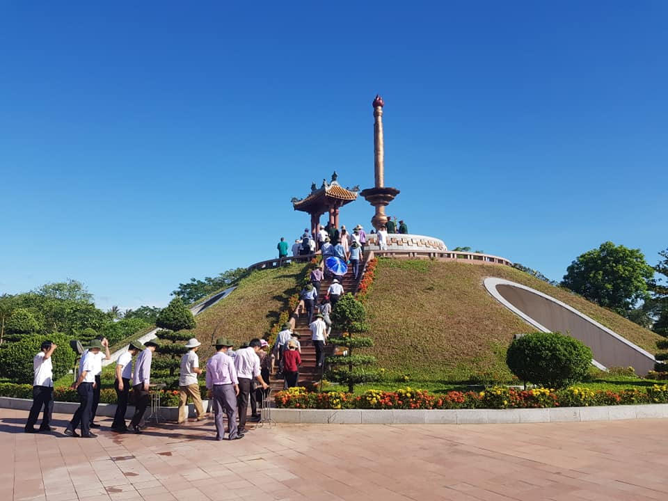 Những người làm báo Báo PLVN dâng hương tại 'đất thiêng' Quảng Trị