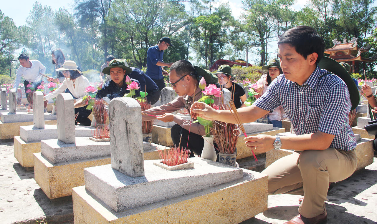 Những người làm báo Báo PLVN dâng hương tại 'đất thiêng' Quảng Trị