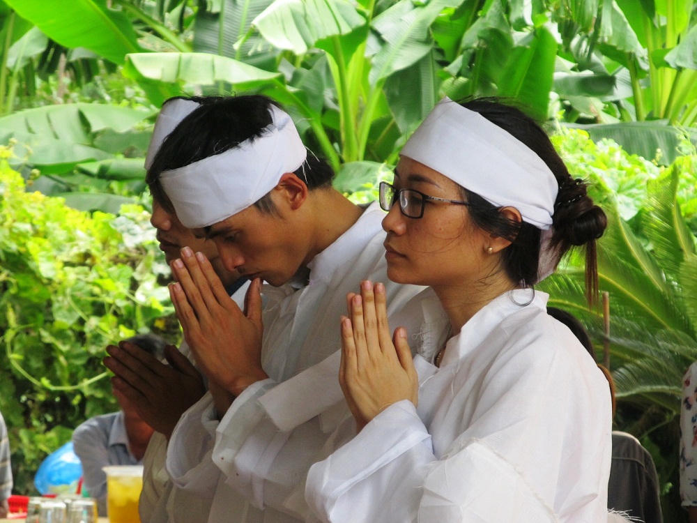 Vụ TNGT làm 13 người tử vong: “Anh em con chưa kịp báo hiếu sao ba mẹ lại vội bỏ đi như thế”