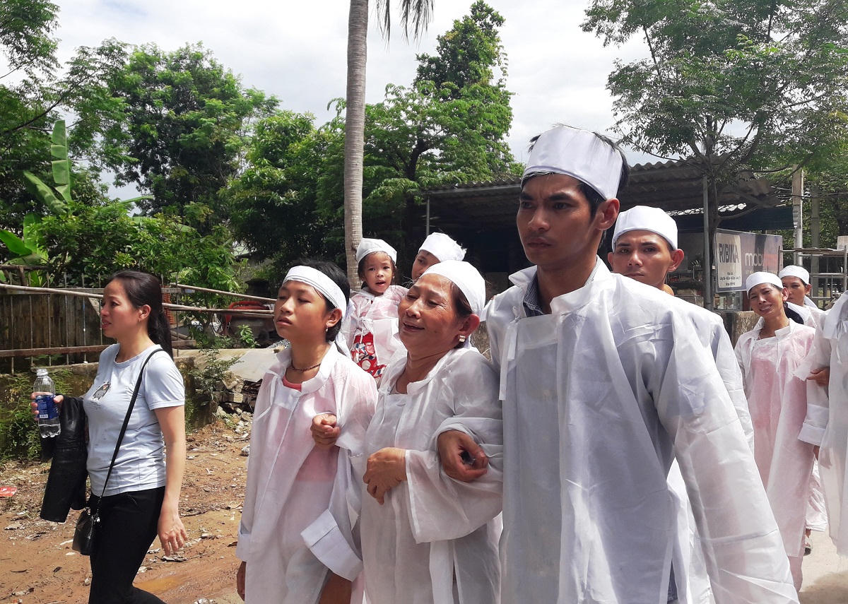 Vụ TNGT làm 13 người tử vong: “Anh em con chưa kịp báo hiếu sao ba mẹ lại vội bỏ đi như thế”