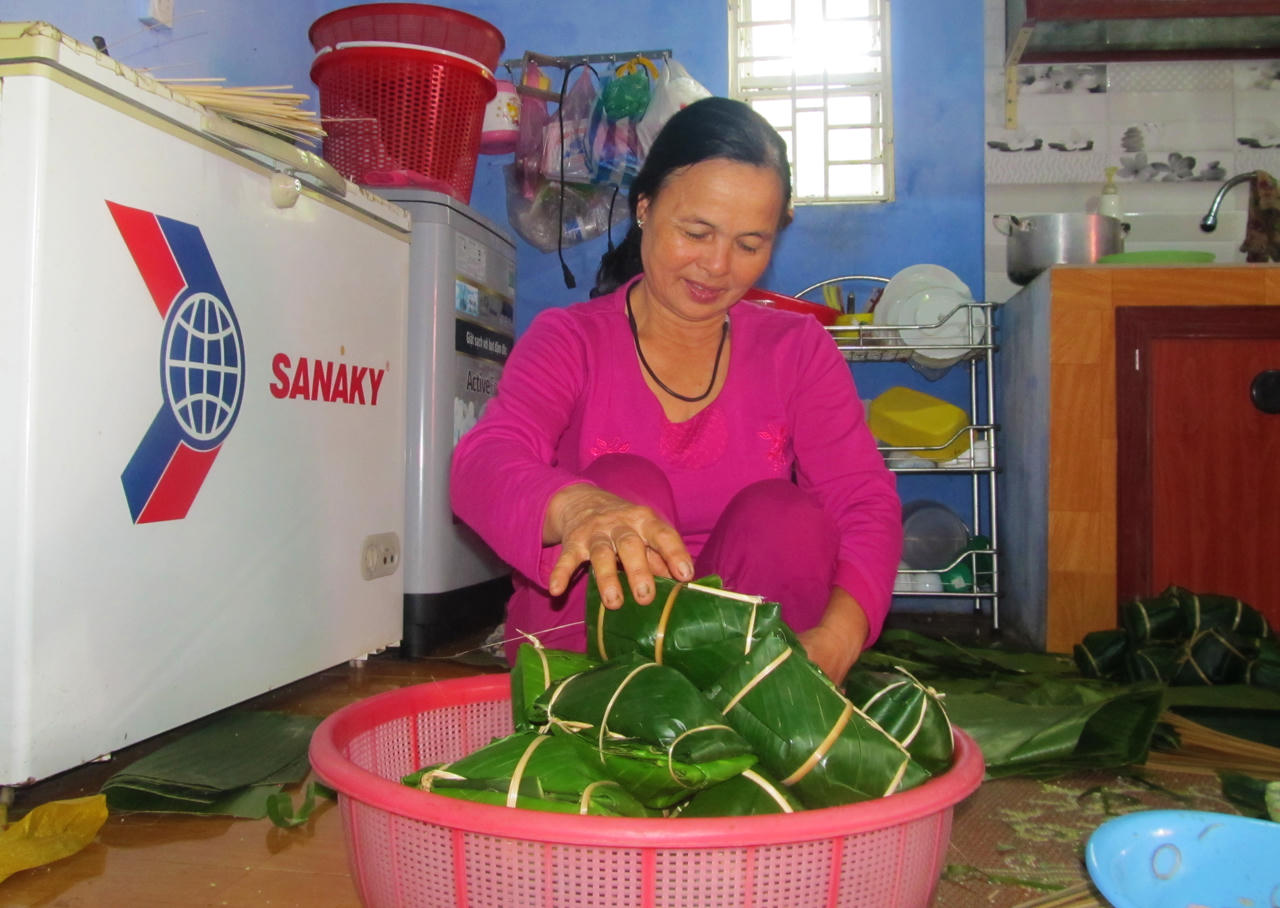 Thủ phủ bánh tét 'bán nguyệt' độc đáo tất bật ngày giáp Tết