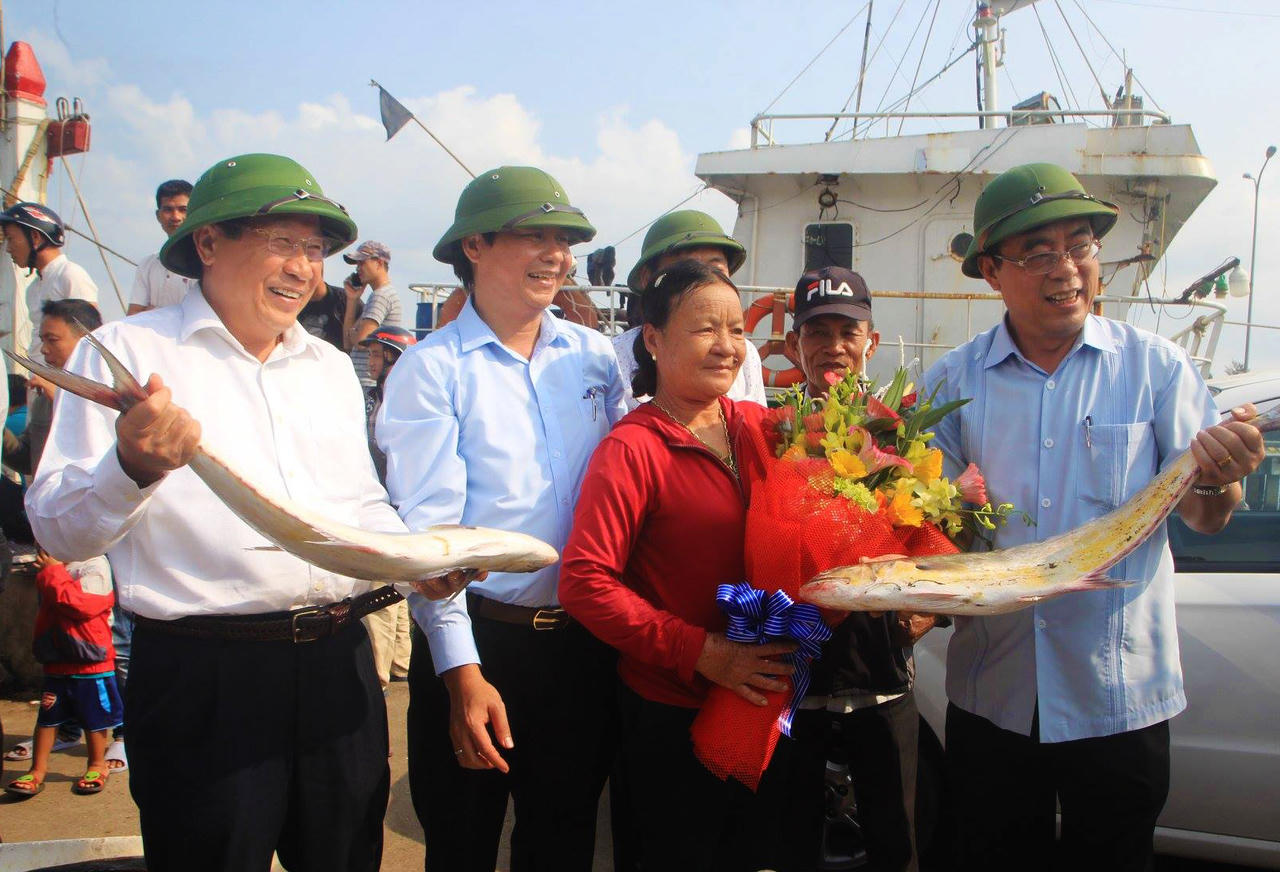 Ngư dân Quảng Trị trúng đậm cá bè vàng đầu năm, thu tiền tỷ