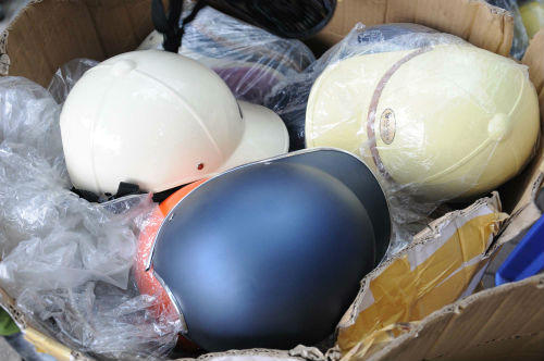 Mũ bảo hiểm giả không còn đất sống, mũ chính hãng…lên ngôi