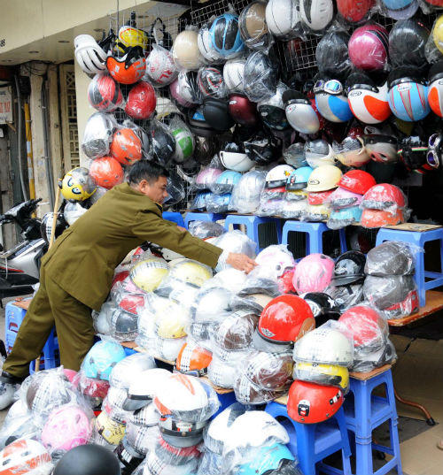 Mũ bảo hiểm giả không còn đất sống, mũ chính hãng…lên ngôi