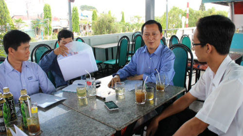 Khách hàng trao chai nước có dây thun cho nhà sản xuất