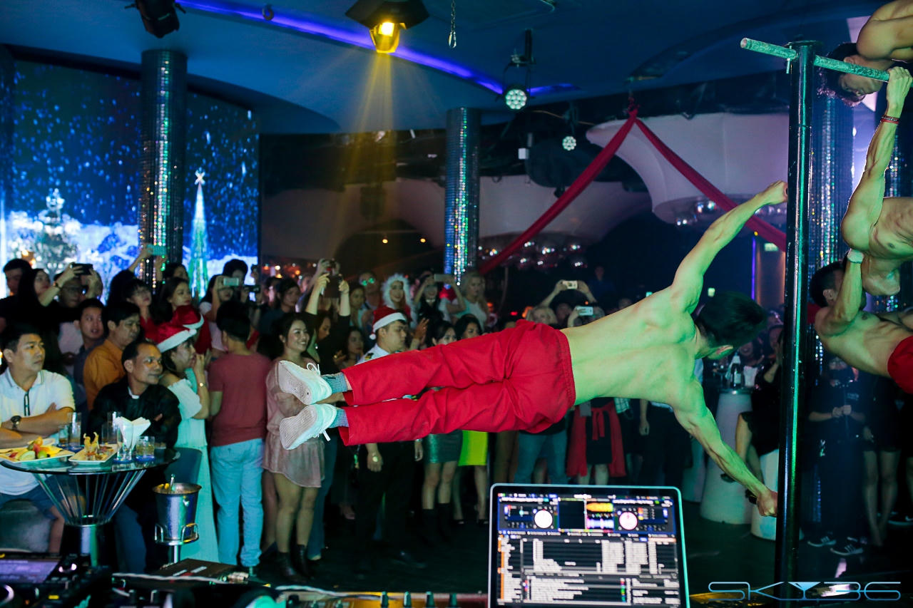 Đếm ngược đón năm mới tại bar cao nhất Việt Nam