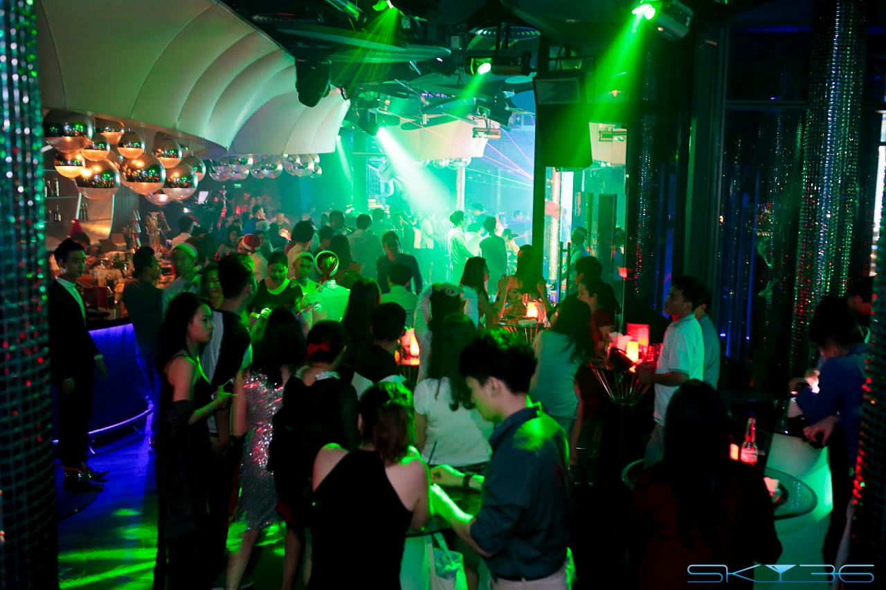 Đếm ngược đón năm mới tại bar cao nhất Việt Nam