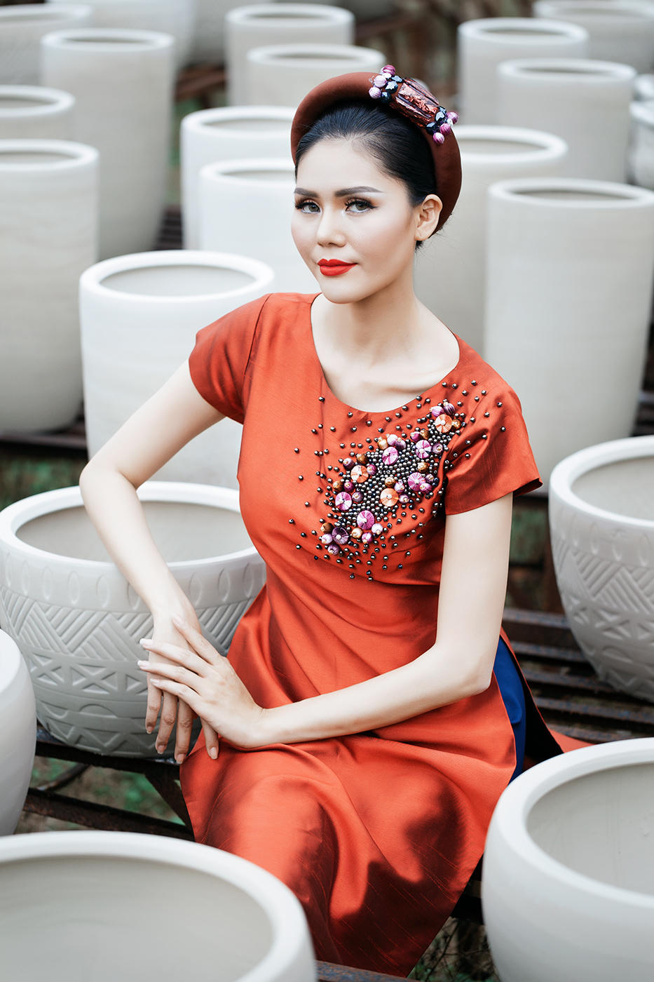 Á hậu Kim Nguyên diện áo dài xuất hành đón lộc đầu năm mới