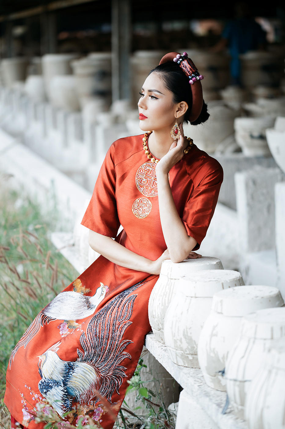 Á hậu Kim Nguyên diện áo dài xuất hành đón lộc đầu năm mới