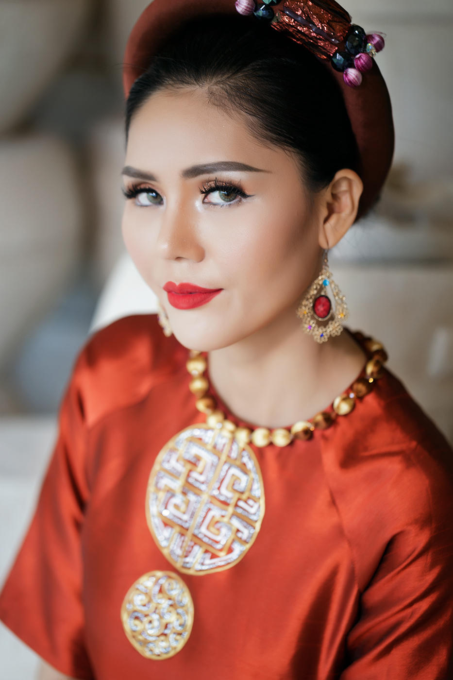 Á hậu Kim Nguyên diện áo dài xuất hành đón lộc đầu năm mới