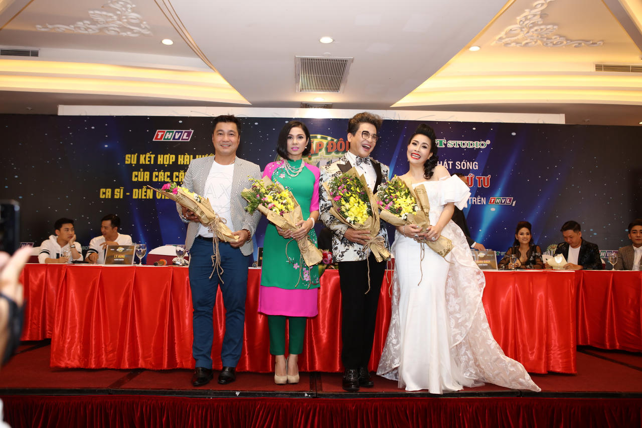 Việt Trinh, Kiều Oanh đọ dáng tại họp báo “Cặp đôi hài hước“