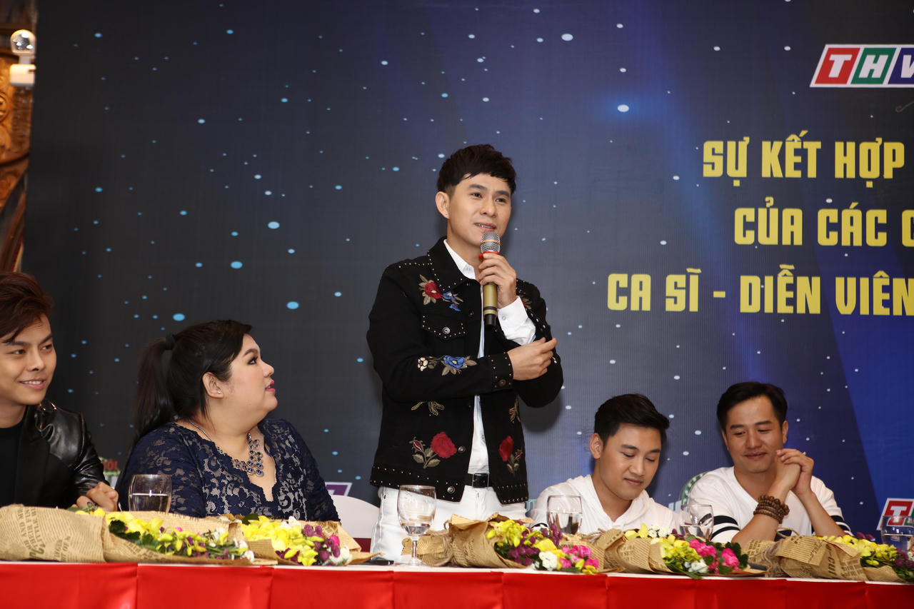 Việt Trinh, Kiều Oanh đọ dáng tại họp báo “Cặp đôi hài hước“