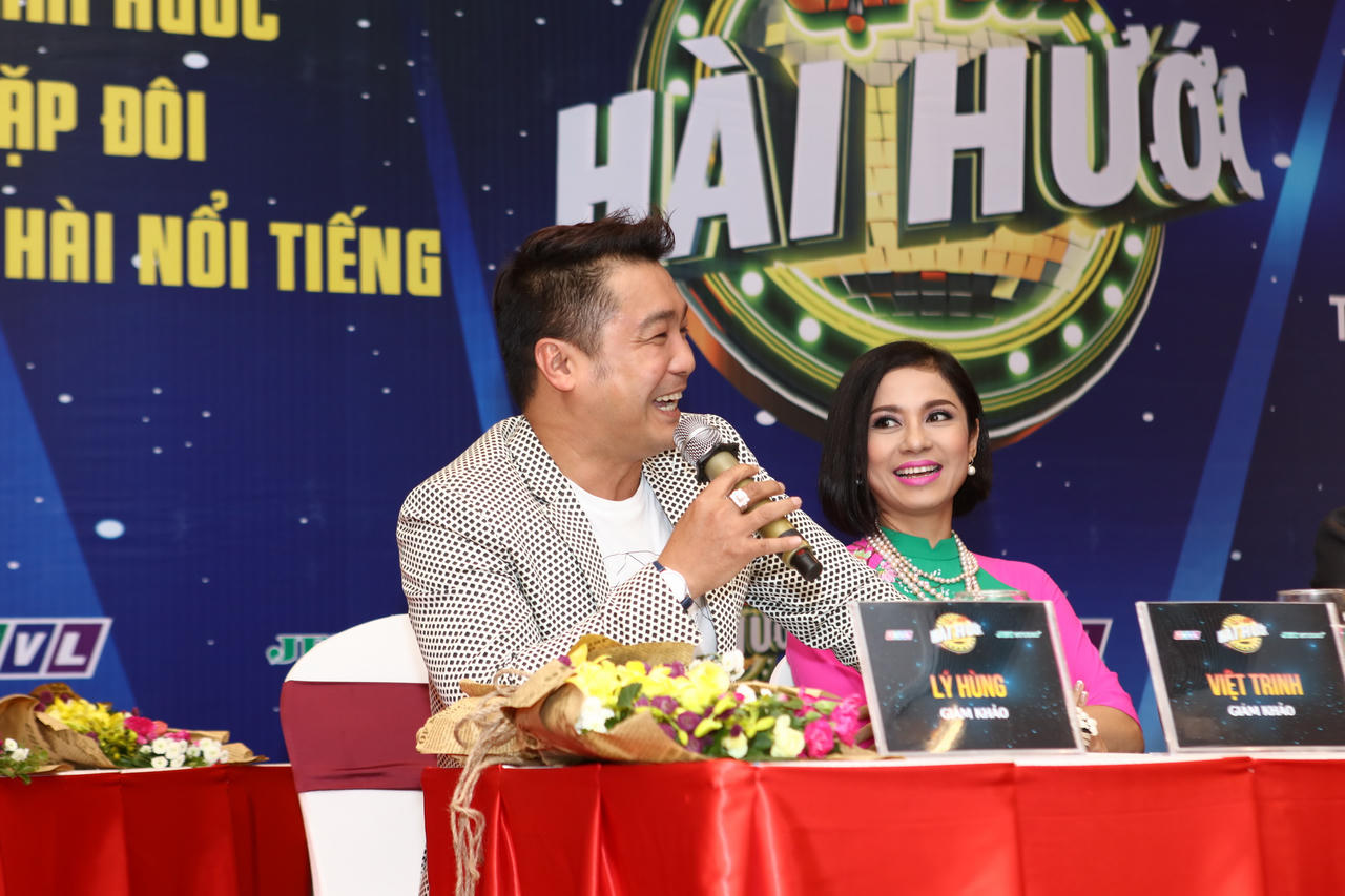 Việt Trinh, Kiều Oanh đọ dáng tại họp báo “Cặp đôi hài hước“