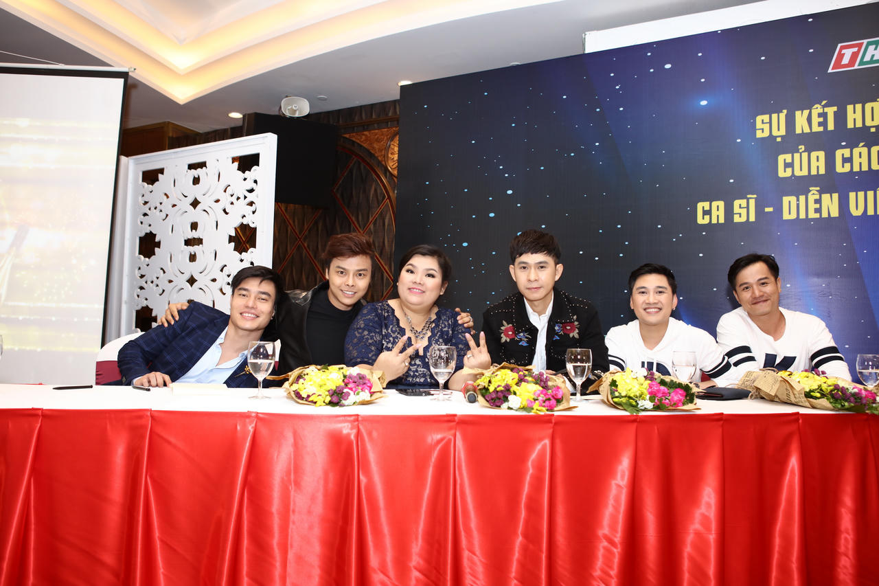 Việt Trinh, Kiều Oanh đọ dáng tại họp báo “Cặp đôi hài hước“