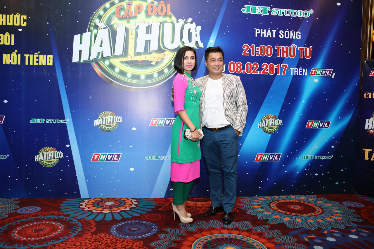 Việt Trinh, Kiều Oanh đọ dáng tại họp báo “Cặp đôi hài hước“