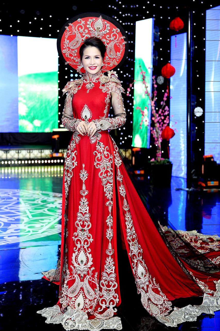 Hoa hậu Lê Thanh Thúy tự tin làm vedette trên sàn catwalk