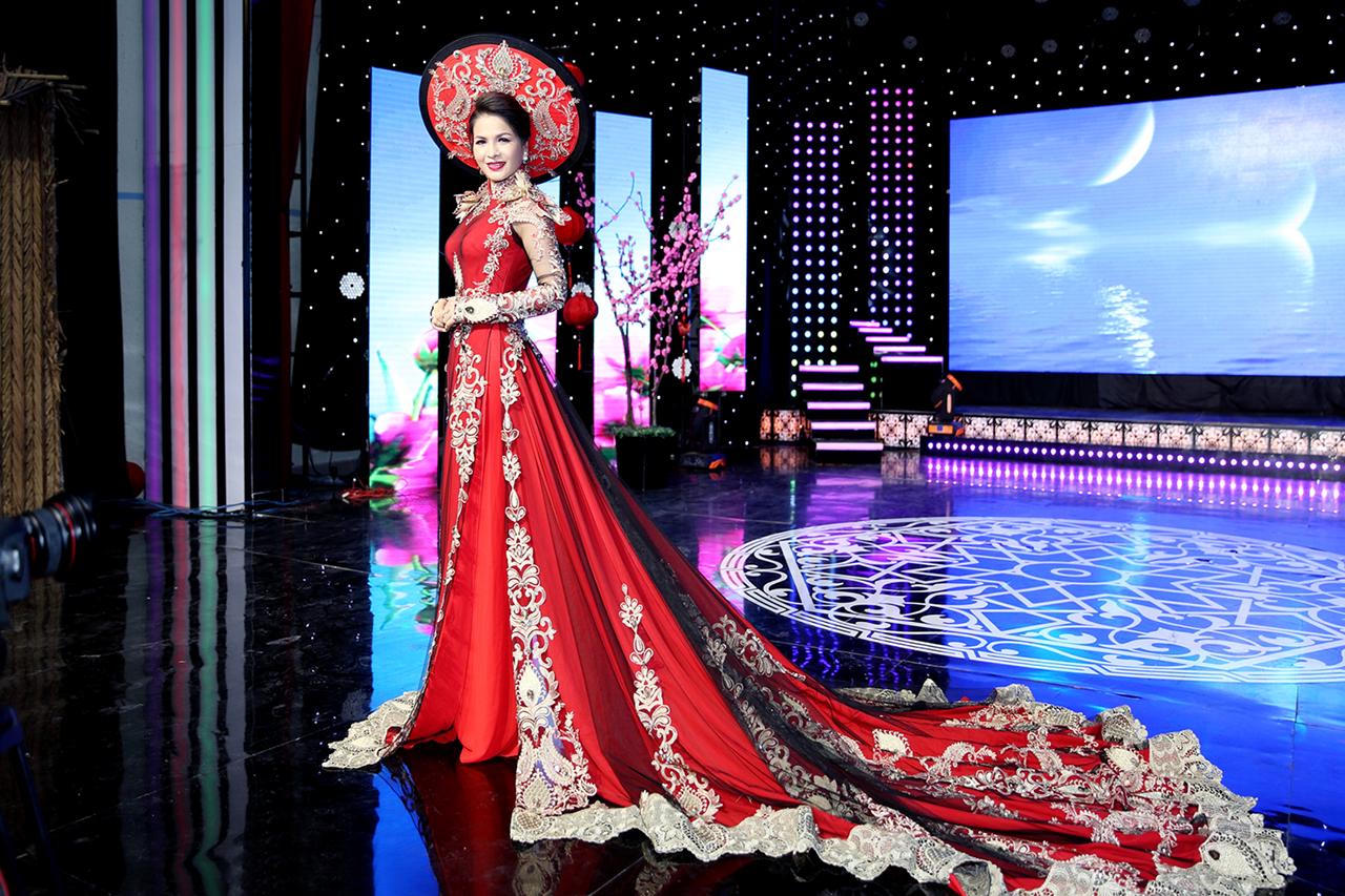 Hoa hậu Lê Thanh Thúy tự tin làm vedette trên sàn catwalk