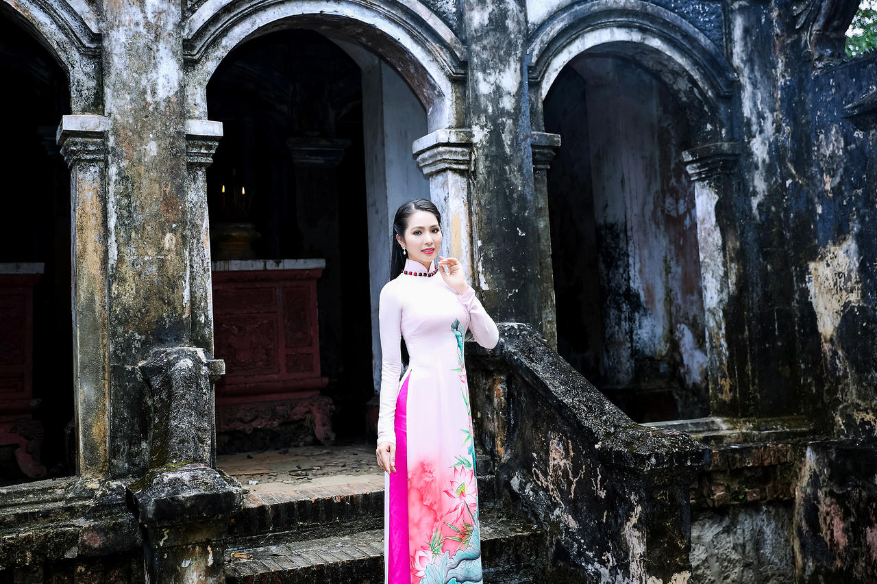 Hoa hậu Dương Kim Ánh mặc duyên dáng trong tà áo dài