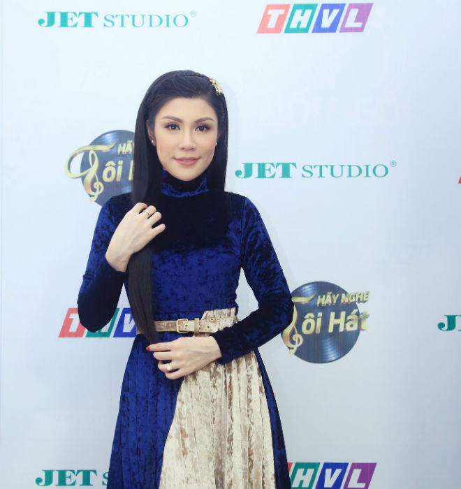 Hồ Việt Trung được bạn thân hỗ trợ trong đêm thi Sơn Tuyền