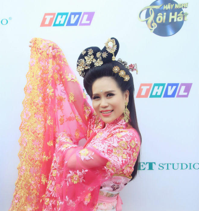 Hồ Việt Trung được bạn thân hỗ trợ trong đêm thi Sơn Tuyền