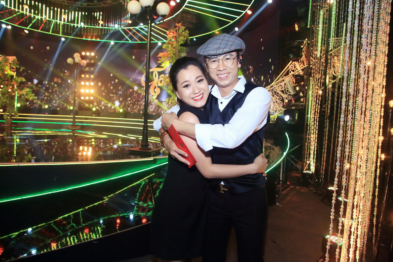 Hồ Việt Trung được bạn thân hỗ trợ trong đêm thi Sơn Tuyền