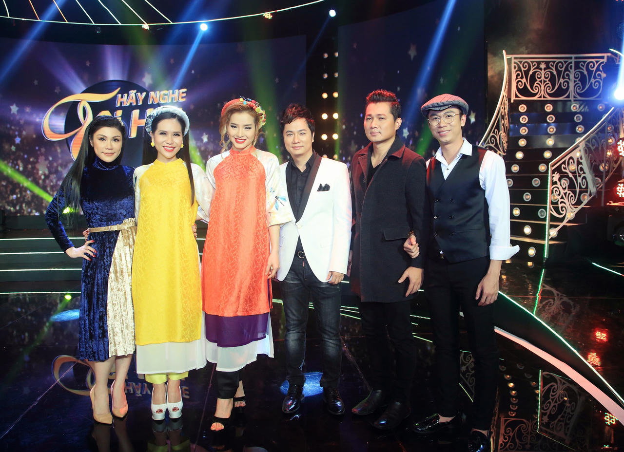 Hồ Việt Trung được bạn thân hỗ trợ trong đêm thi Sơn Tuyền