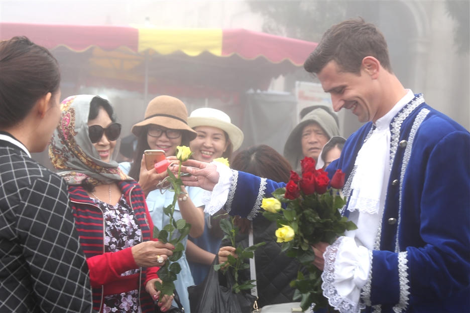 Bà Nà Hills 8/3: Quà tặng bất ngờ từ các vũ công Châu Âu