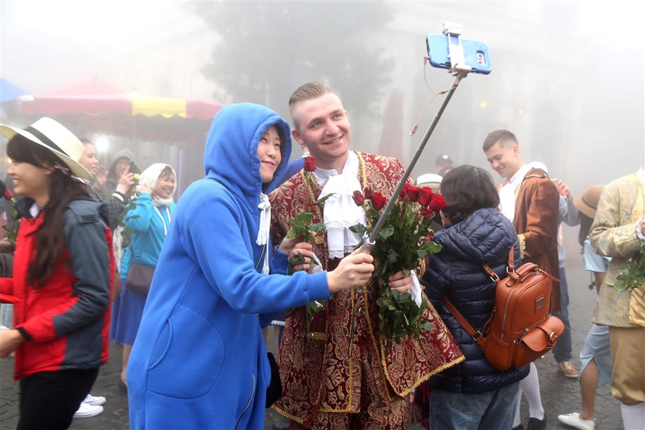 Bà Nà Hills 8/3: Quà tặng bất ngờ từ các vũ công Châu Âu