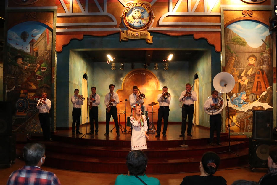 Bà Nà Hills 8/3: Quà tặng bất ngờ từ các vũ công Châu Âu