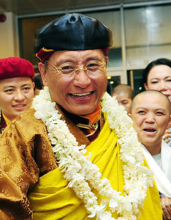 Đức Gyalwang Drukpa tặng tranh thêu Phật Quan Âm khổng lồ  