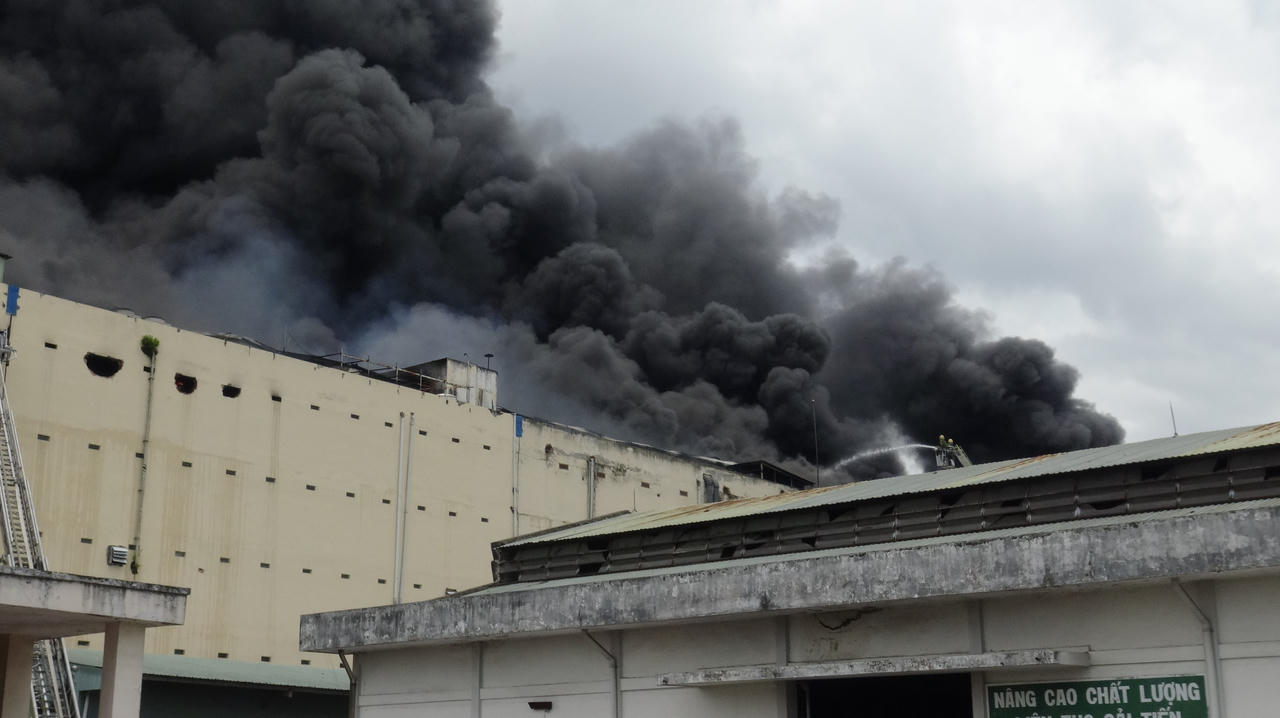 Cháy lớn kéo dài hơn 3 giờ tại Khu công nghiệp Trà Nóc, Cần Thơ
