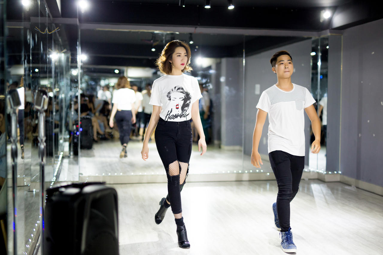 Thúy Ngân mặc cá tính, thị phạm catwalk cho người mẫu trẻ