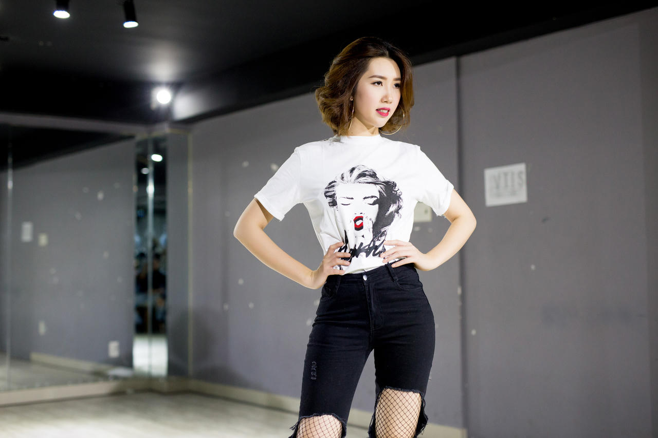 Thúy Ngân mặc cá tính, thị phạm catwalk cho người mẫu trẻ