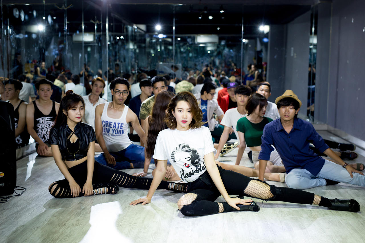 Thúy Ngân mặc cá tính, thị phạm catwalk cho người mẫu trẻ