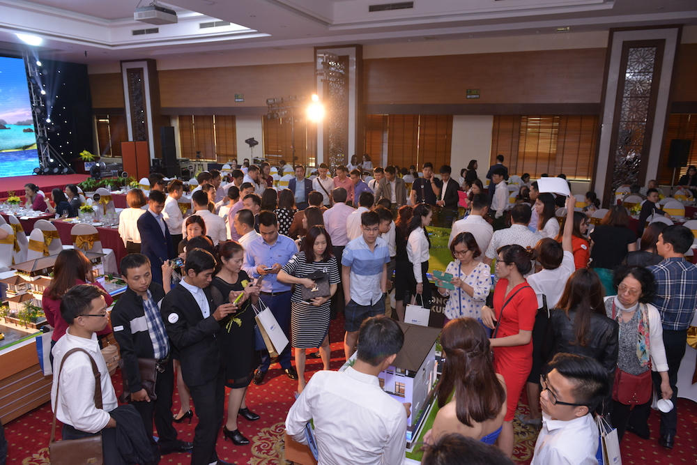 Khách hàng hào hứng xuống tiền tại “kỳ quan” FLC Hạ Long