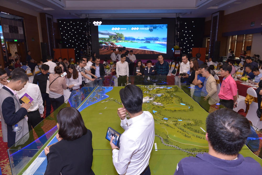 Khách hàng hào hứng xuống tiền tại “kỳ quan” FLC Hạ Long