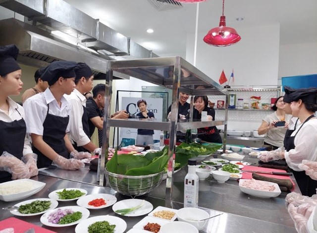 Vua đầu bếp Mỹ Christine Hà truyền cảm hứng cho học viên của Cocoon tại Đà Nẵng 
