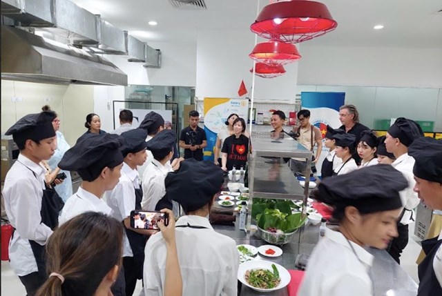 Vua đầu bếp Mỹ Christine Hà truyền cảm hứng cho học viên của Cocoon tại Đà Nẵng 