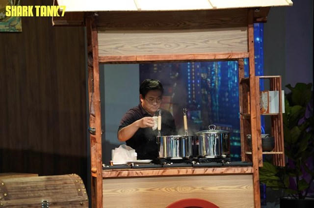 Shark Tank Việt Nam mùa 7: Startup mang ước mơ bình dân hóa bát mì ramen tại Việt Nam khiến các shark tung offer 'cực xịn'