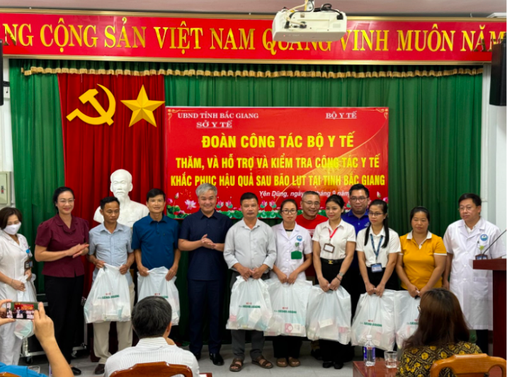 FPT Long Châu điều động nhanh 10 tấn thuốc, phối hợp với các đơn vị hỗ trợ người dân vùng bão lũ