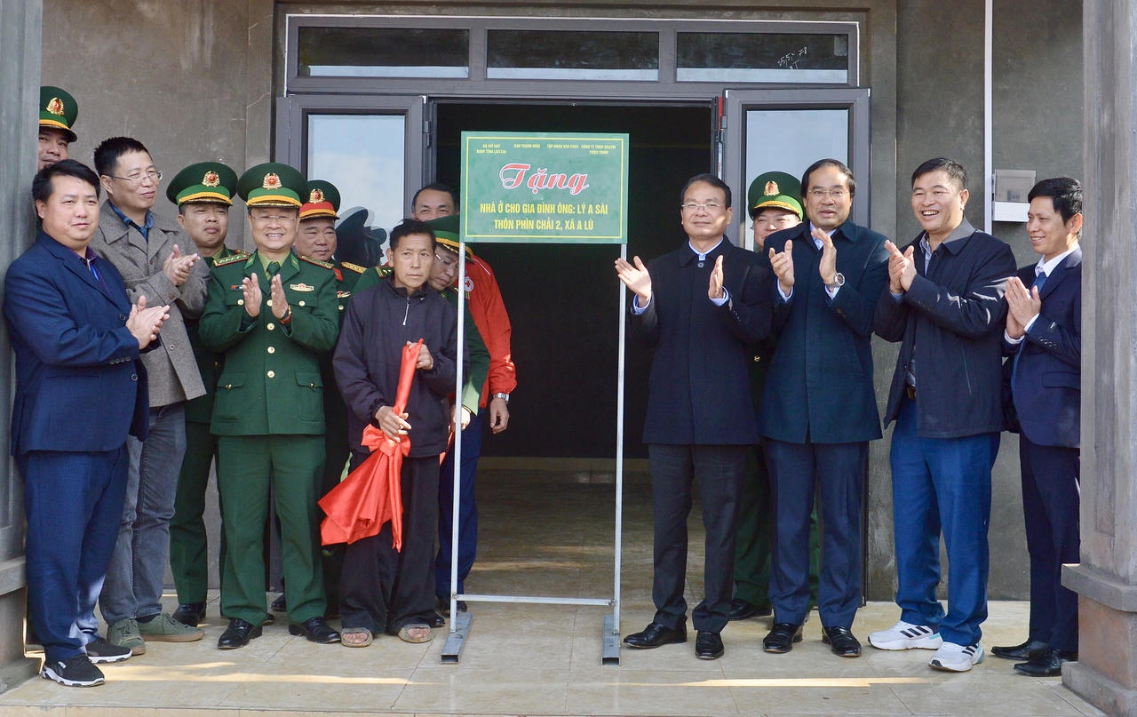 Bàn giao căn nhà đầu tiên do Hòa Phát tài trợ cho người dân xã A Lù 