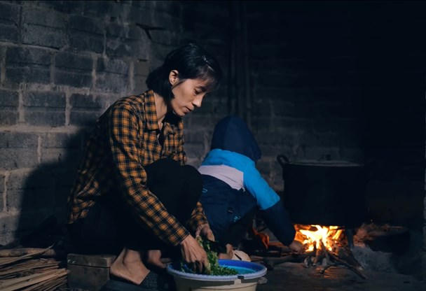 Nụ cười giản dị của người phụ nữ 'gánh cả bầu trời'