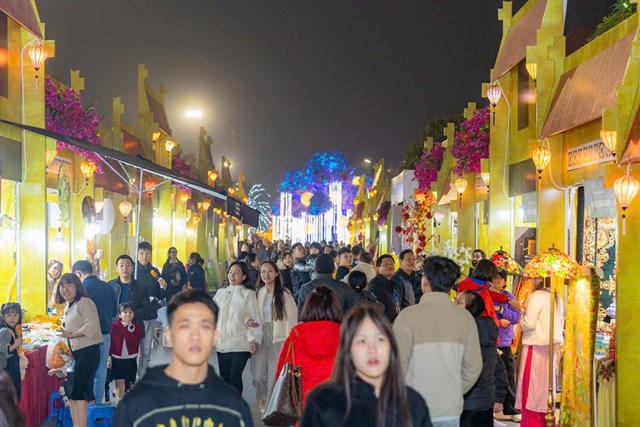 Biển người chen chân trong ngày khai mạc Lễ hội Xuân lớn nhất Việt Nam tại Ocean City