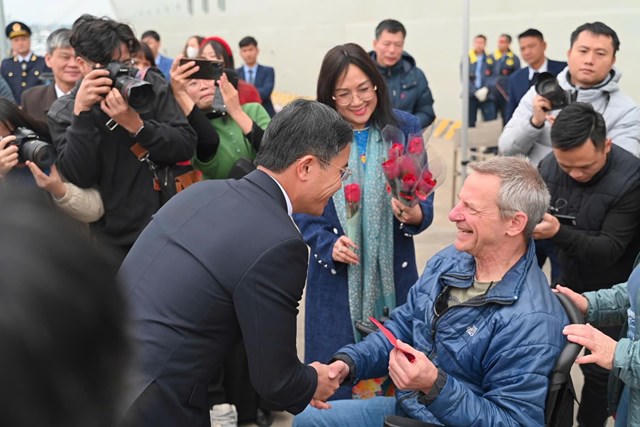 Quảng Ninh: Rộn ràng đón du khách “xông đất” cảng tàu, sân bay đầu Xuân Ất Tỵ