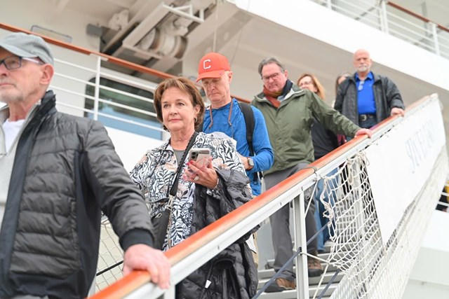 Quảng Ninh: Rộn ràng đón du khách “xông đất” cảng tàu, sân bay đầu Xuân Ất Tỵ