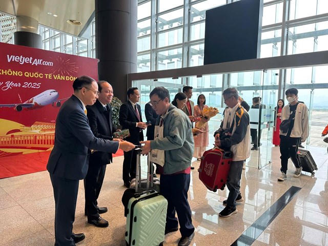 Quảng Ninh: Rộn ràng đón du khách “xông đất” cảng tàu, sân bay đầu Xuân Ất Tỵ