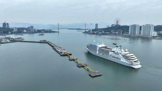 Quảng Ninh: Rộn ràng đón du khách “xông đất” cảng tàu, sân bay đầu Xuân Ất Tỵ